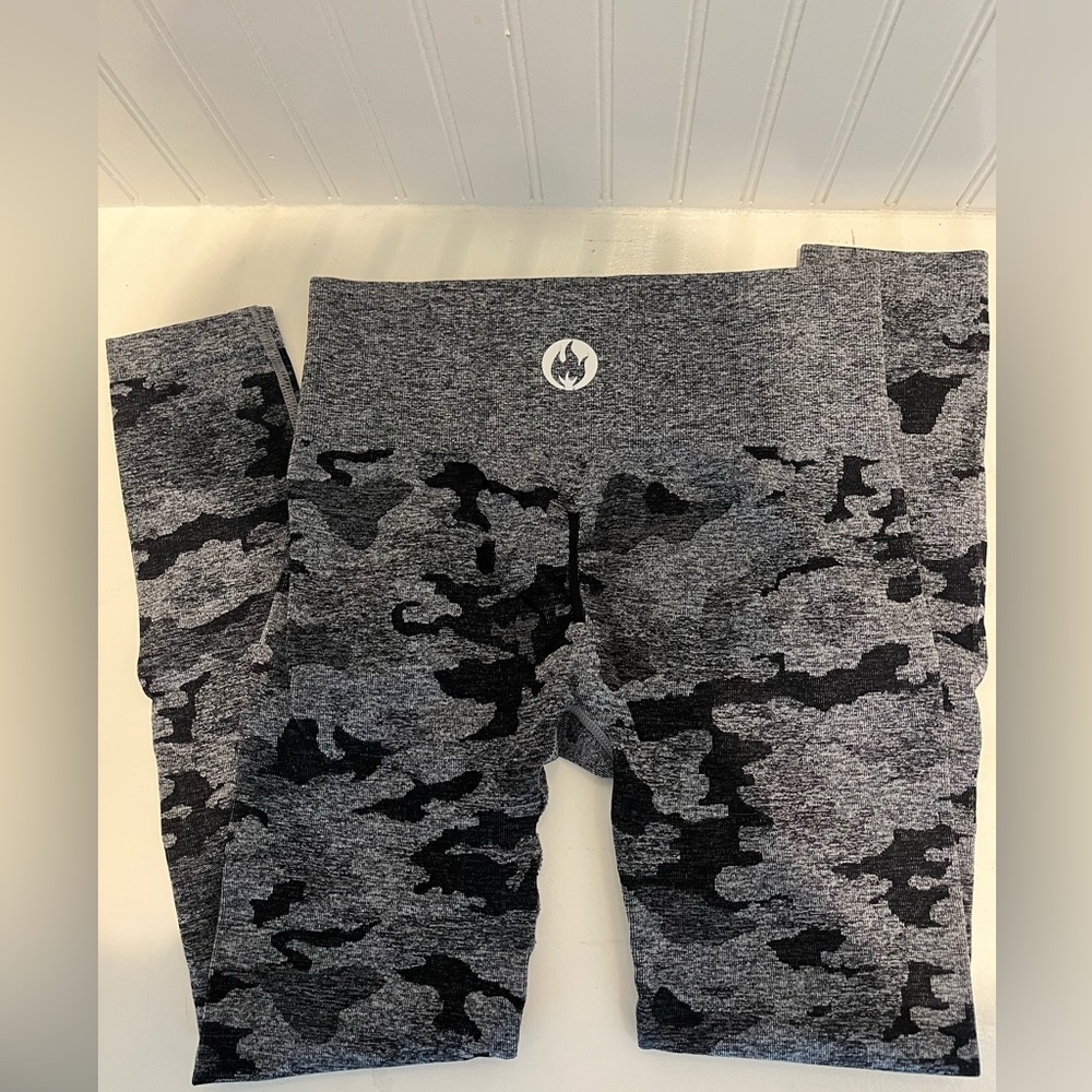 Livesore camo legging size small